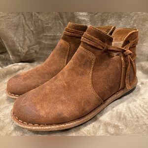 Hardly worn women’s size 8.5 Born Handcrafted Footwear leather ankle boots
